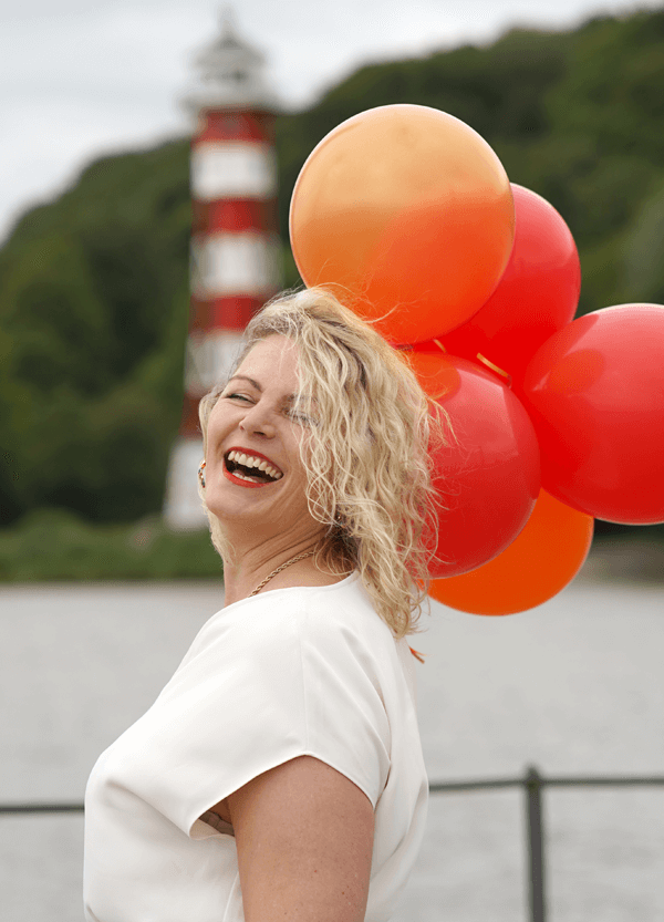 starte-dein-onlinebusiness-mit-jyotima-flak sei ein leuchtturm kein teelicht_ballons Jyotima Flak im Café